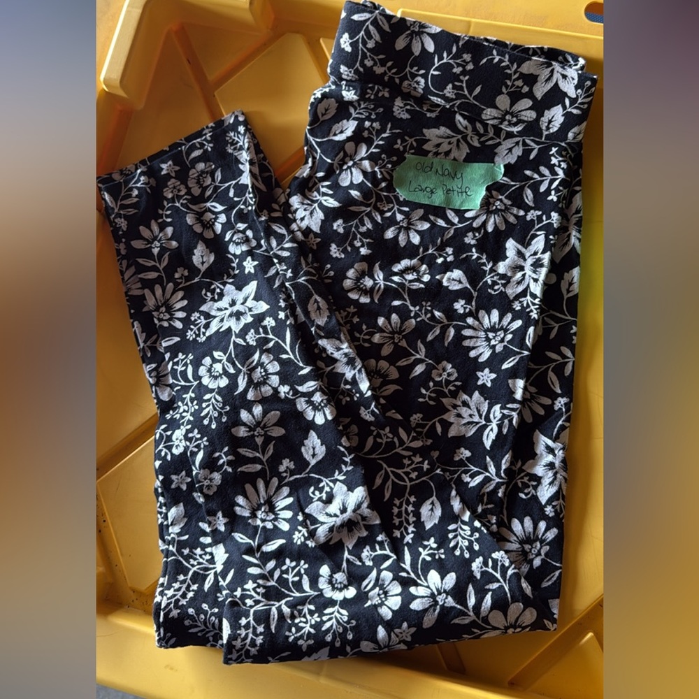 Old Navy Black and White Floral Print Leggings